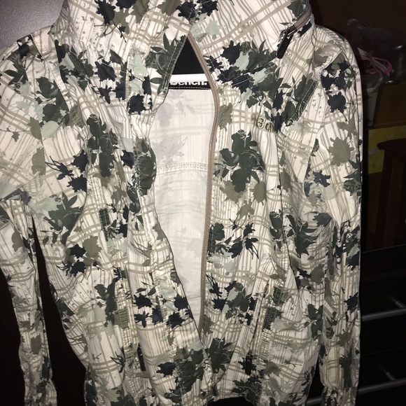 BENCH windbreaker in size small - Picture 2 of 3